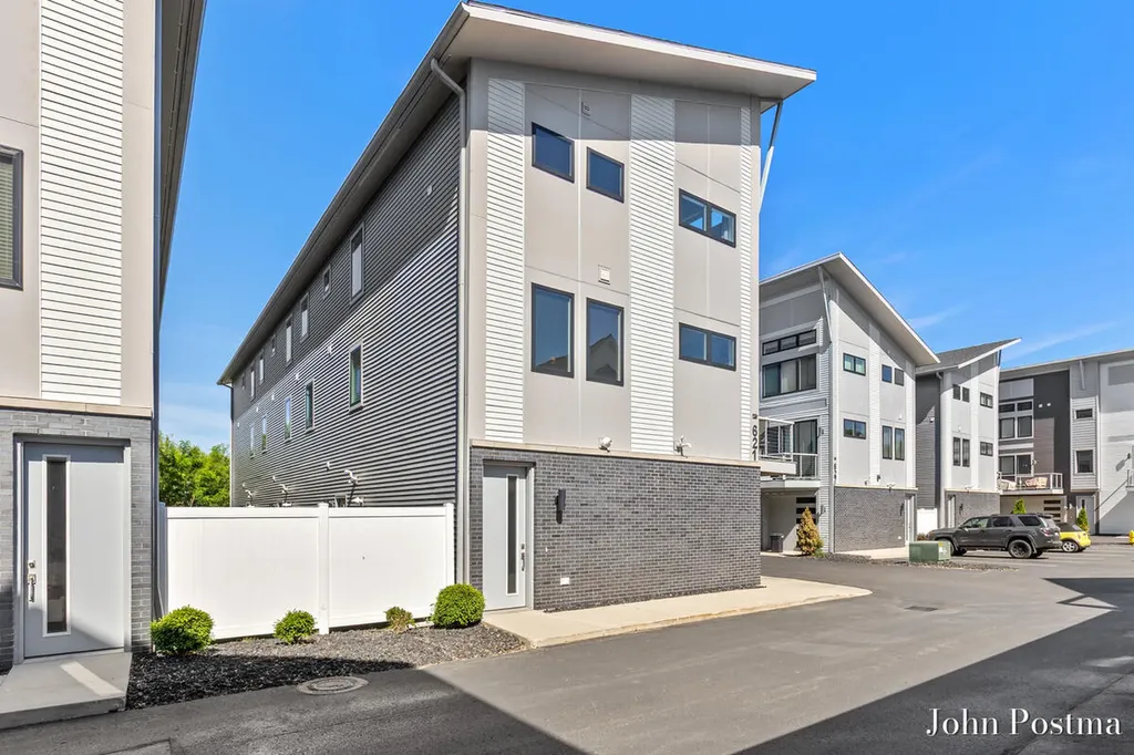 621 Fairview Avenue NE Grand Rapids City MI 49503