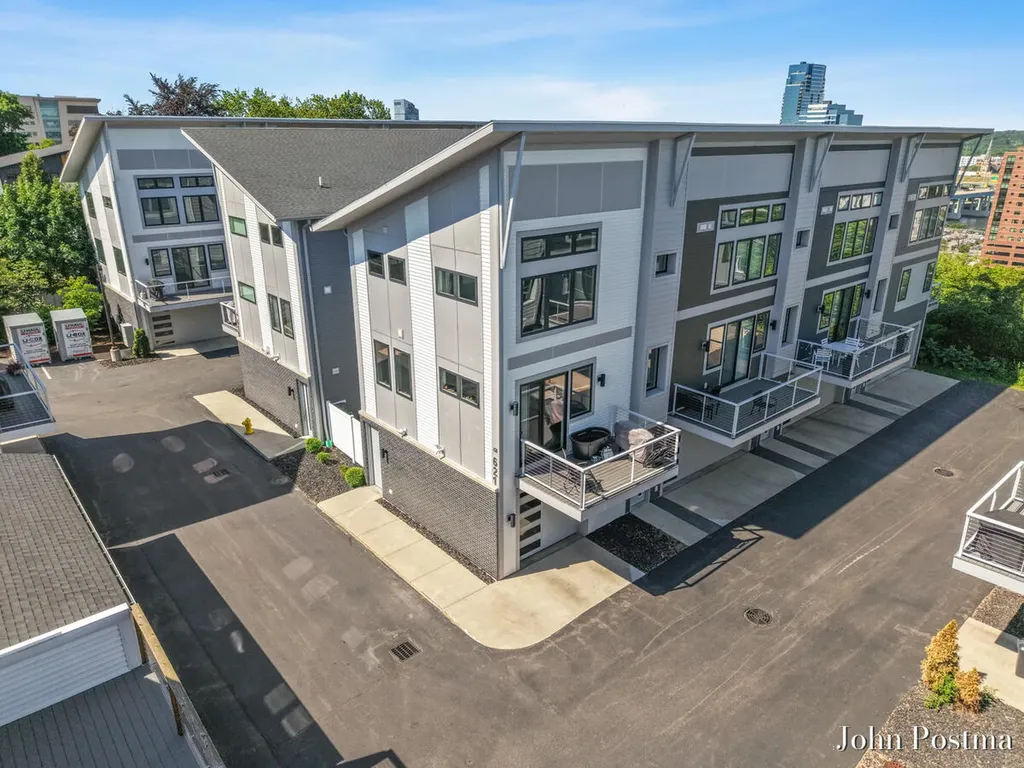 621 Fairview Avenue NE Grand Rapids City MI 49503