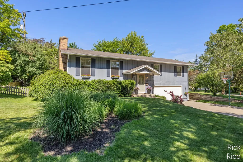 1609 Oxford Drive SE East Grand Rapids City MI 49506