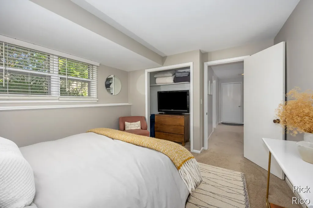 1609 Oxford Drive SE East Grand Rapids City MI 49506