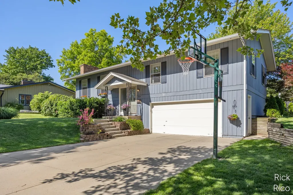 1609 Oxford Drive SE East Grand Rapids City MI 49506