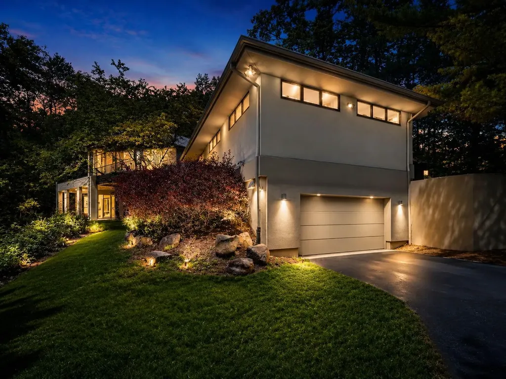 1970 Red Hill Drive NE Grand Rapids Charter Township MI 49301