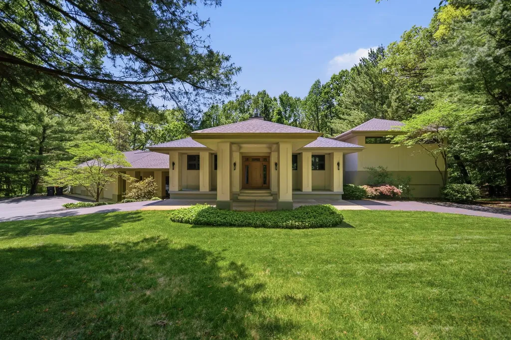 1970 Red Hill Drive NE Grand Rapids Charter Township MI 49301