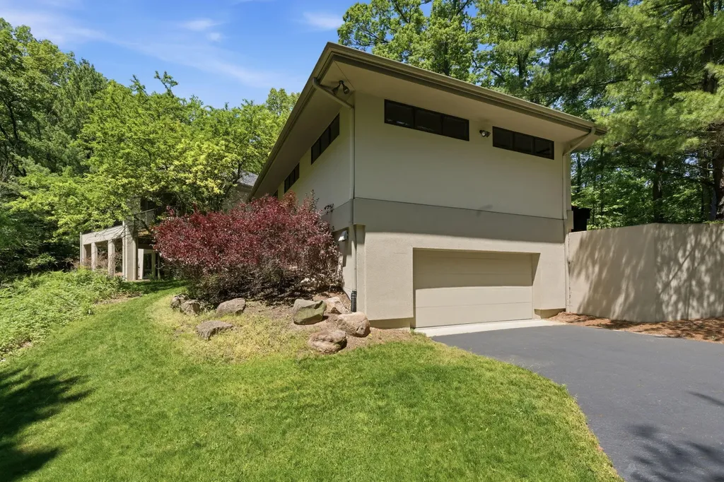 1970 Red Hill Drive NE Grand Rapids Charter Township MI 49301