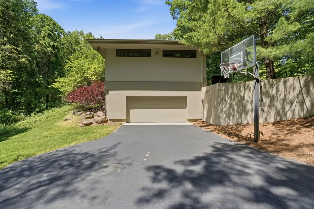 1970 Red Hill Drive NE Grand Rapids Charter Township MI 49301