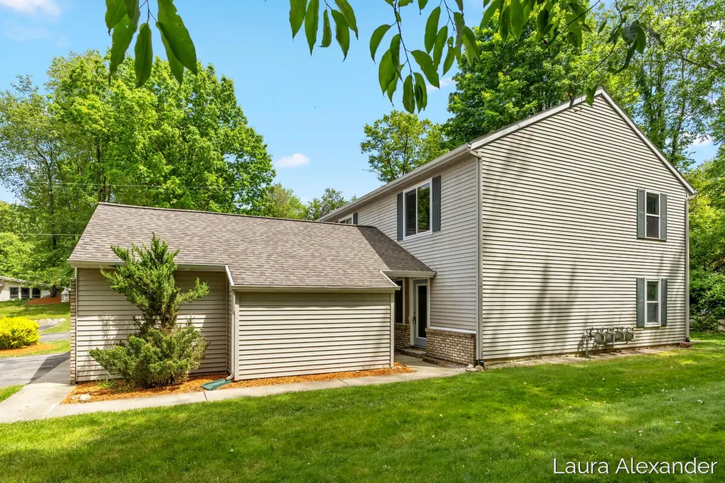 8507 Courtland Drive NE Rockford City MI 49341