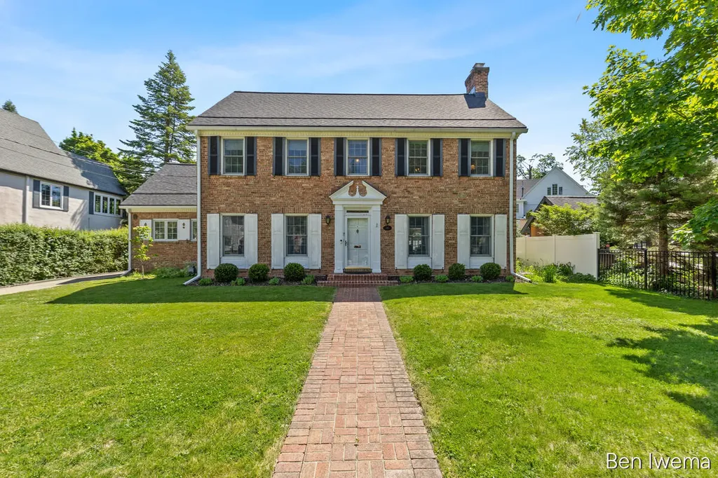 610 Locust Avenue SE East Grand Rapids City MI 49506
