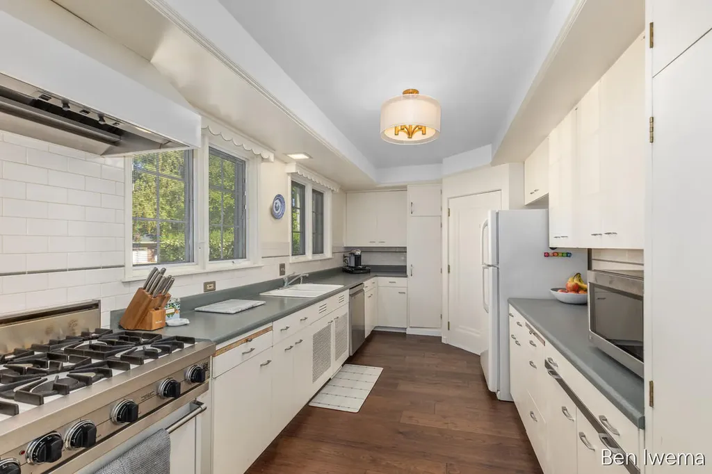 610 Locust Avenue SE East Grand Rapids City MI 49506