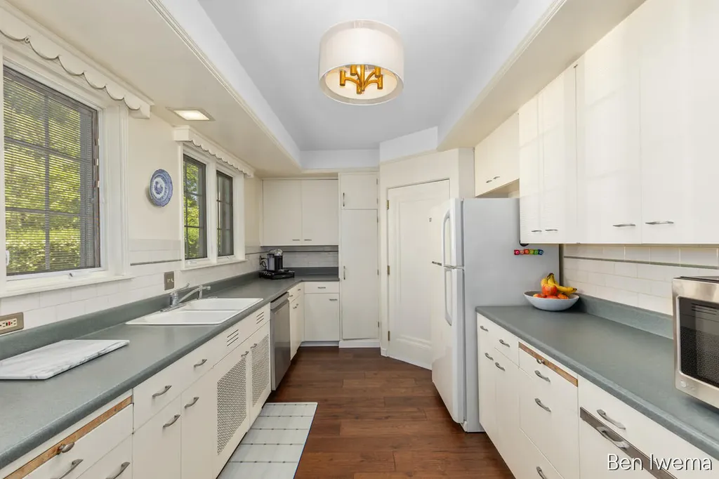 610 Locust Avenue SE East Grand Rapids City MI 49506