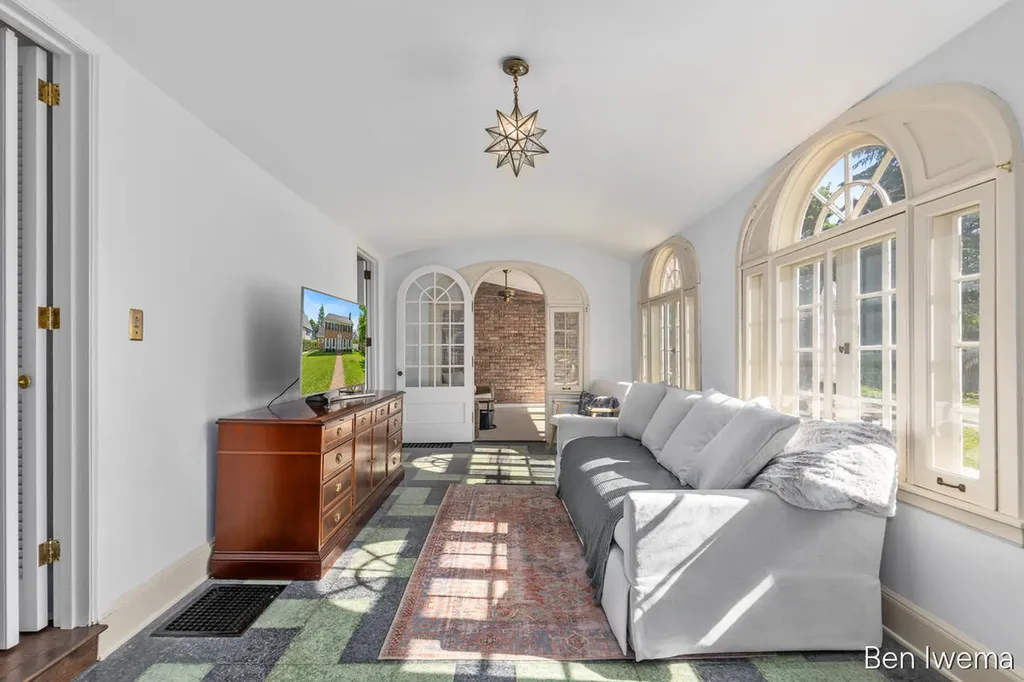 610 Locust Avenue SE East Grand Rapids City MI 49506