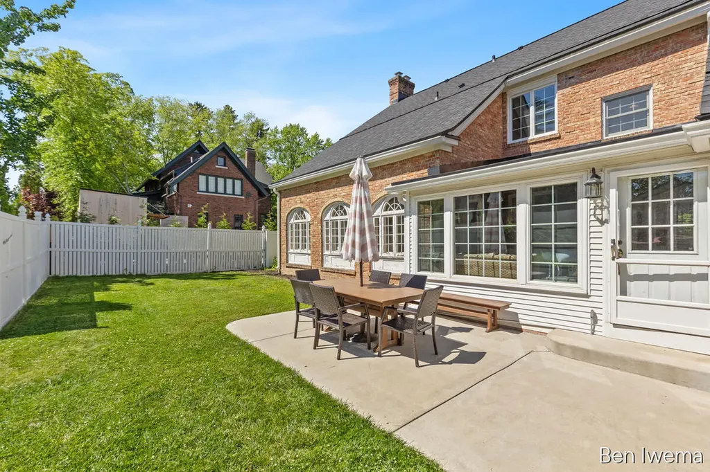 610 Locust Avenue SE East Grand Rapids City MI 49506