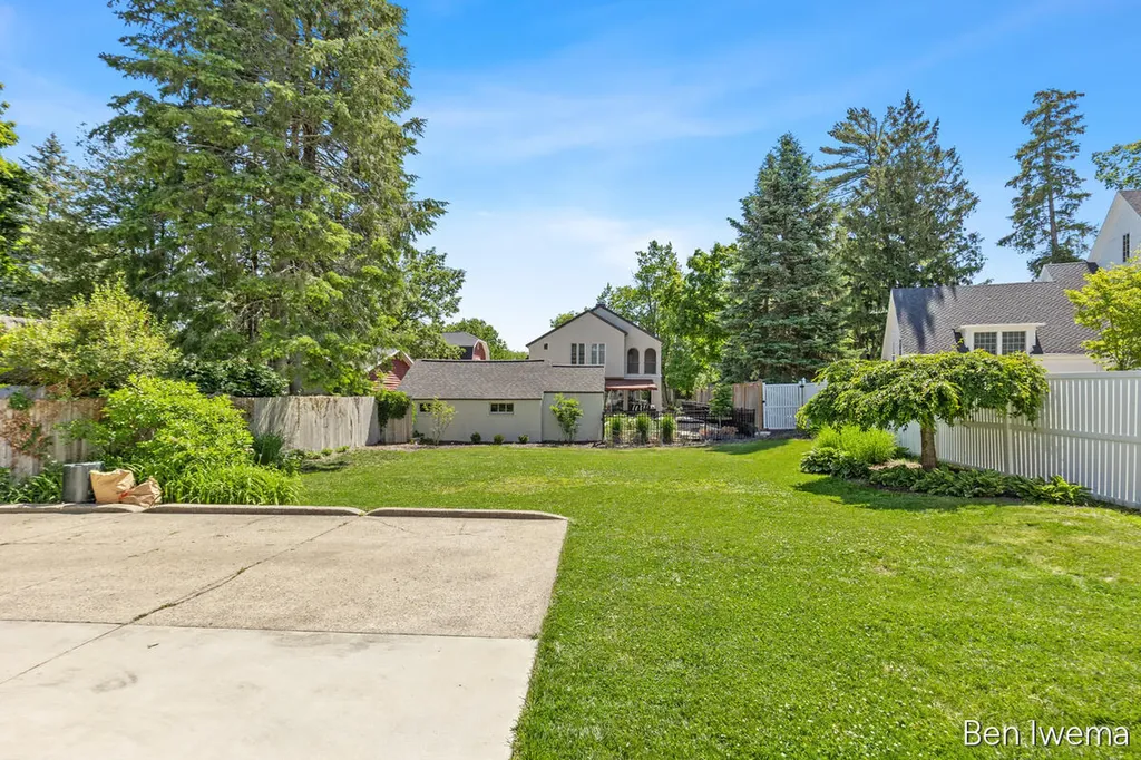 610 Locust Avenue SE East Grand Rapids City MI 49506