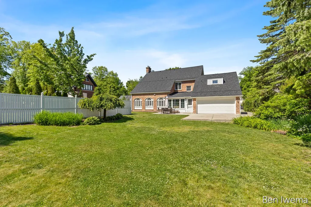 610 Locust Avenue SE East Grand Rapids City MI 49506