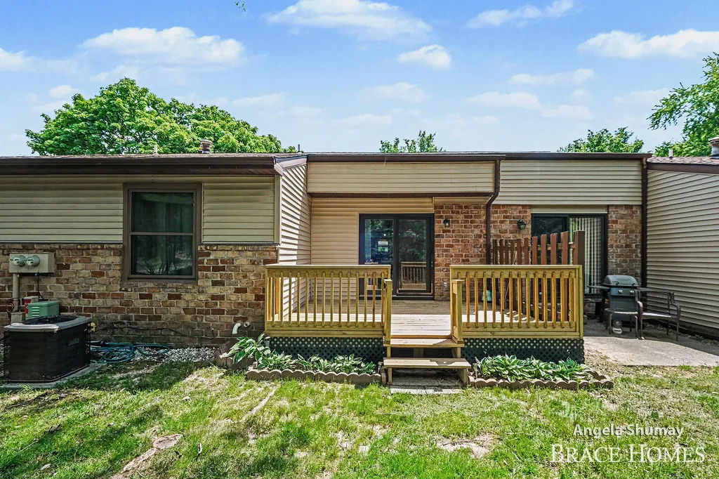 2631 Chatham Woods Drive SE Cascade Charter Township MI 49546