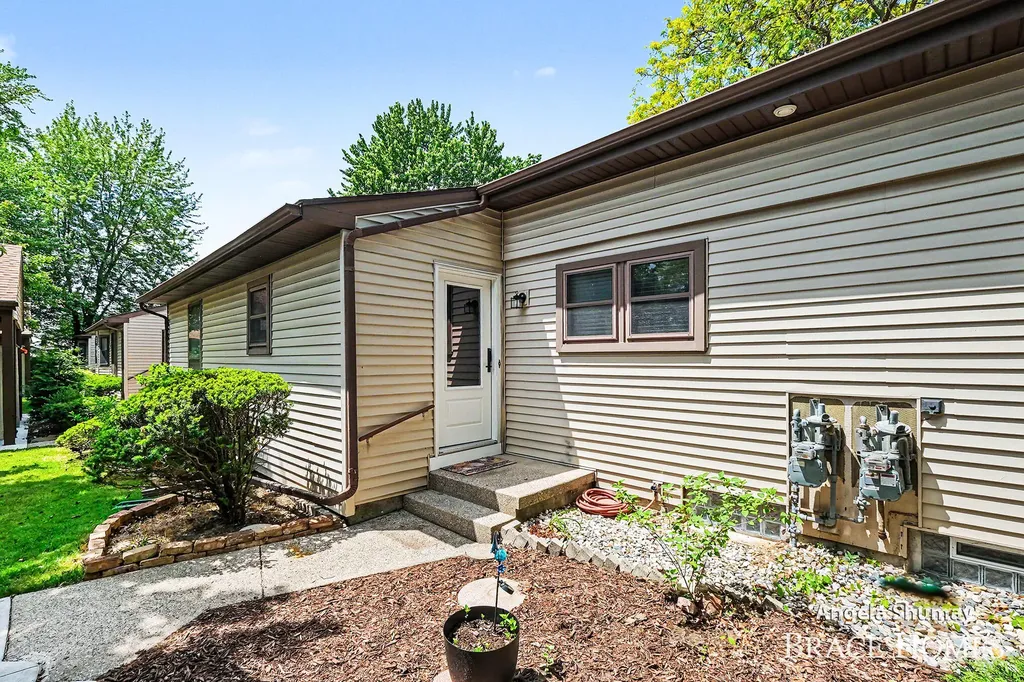 2631 Chatham Woods Drive SE Cascade Charter Township MI 49546
