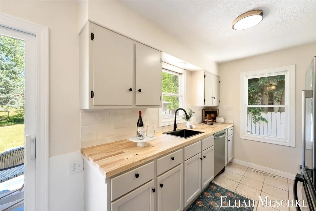 4212 Colby Avenue SW Wyoming City MI 49509
