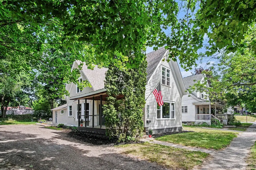 716 S Broas Street Belding City MI 48809