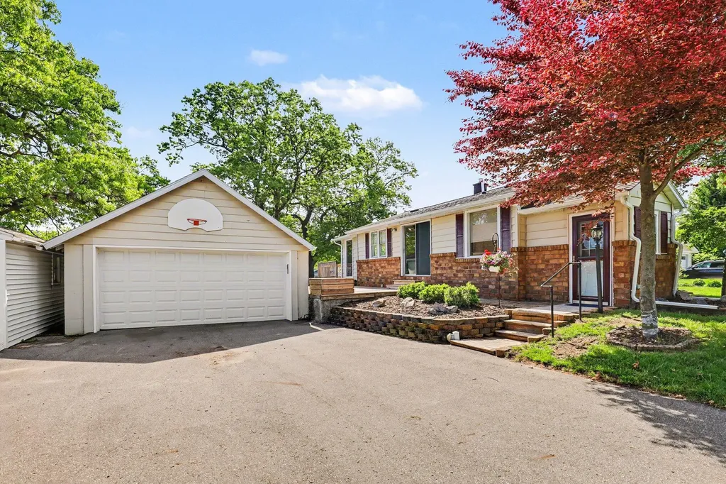 2329 Schimperle Drive NE Grand Rapids Charter Township MI 49525