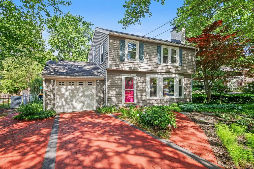 1047 Orchard Avenue SE East Grand Rapids City MI 49506