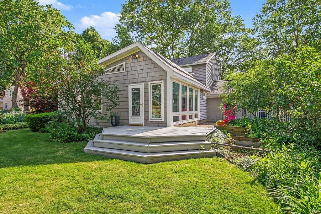 1047 Orchard Avenue SE East Grand Rapids City MI 49506