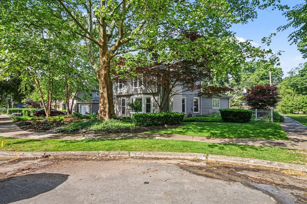 1047 Orchard Avenue SE East Grand Rapids City MI 49506