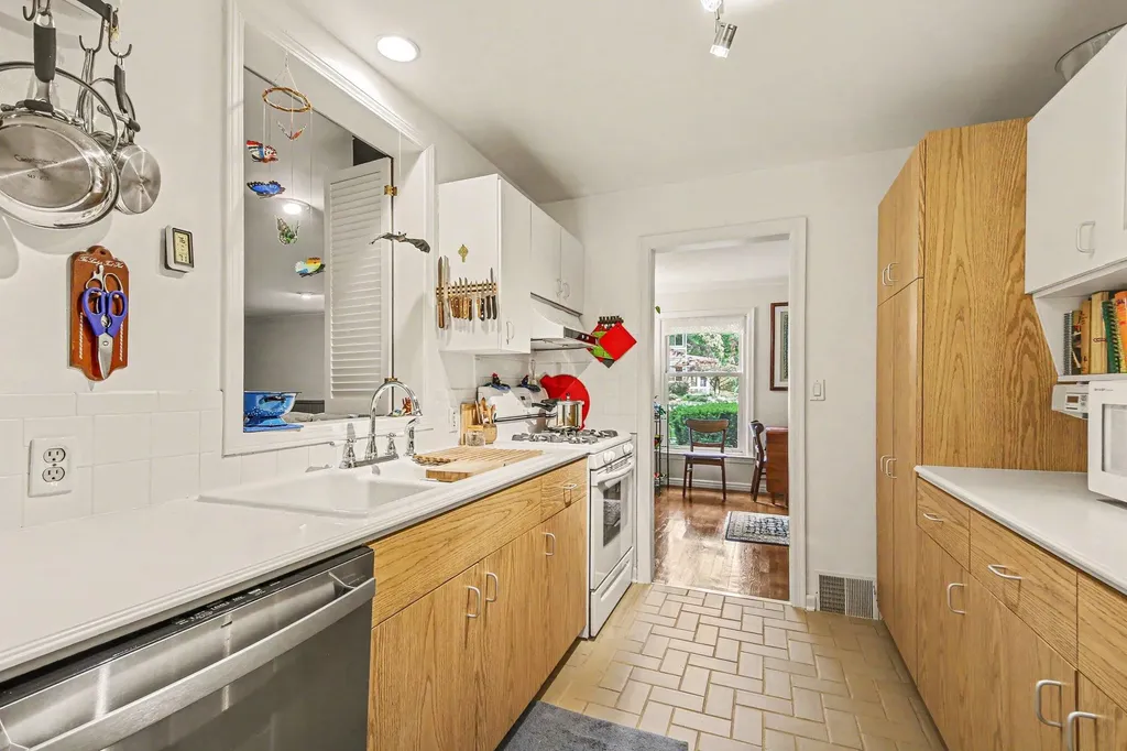1047 Orchard Avenue SE East Grand Rapids City MI 49506
