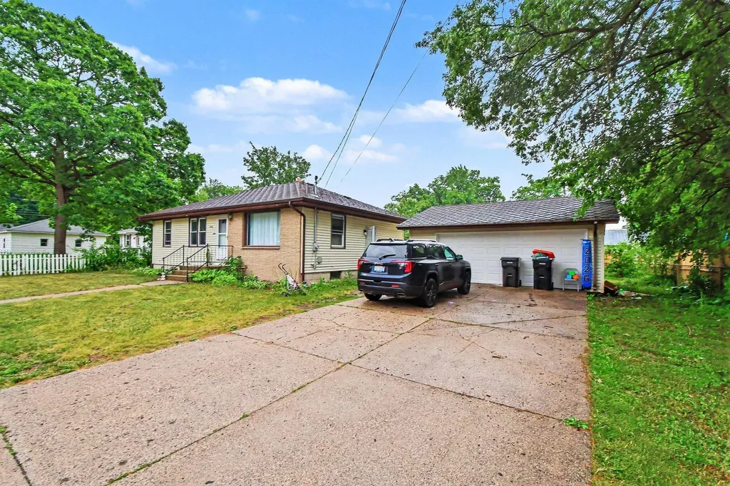 4761 Grantwood Avenue SE Kentwood City MI 49508