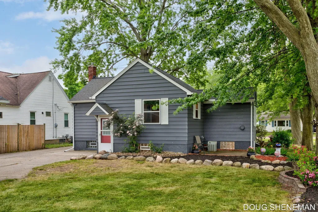145 W Roosevelt Avenue Holland Charter Township MI 49464