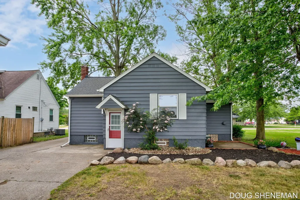 145 W Roosevelt Avenue Holland Charter Township MI 49464