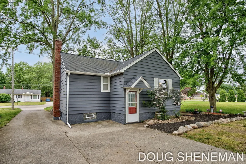145 W Roosevelt Avenue Holland Charter Township MI 49464