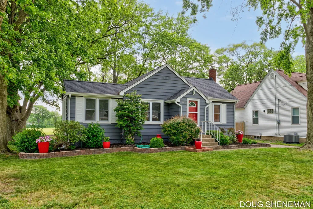 145 W Roosevelt Avenue Holland Charter Township MI 49464
