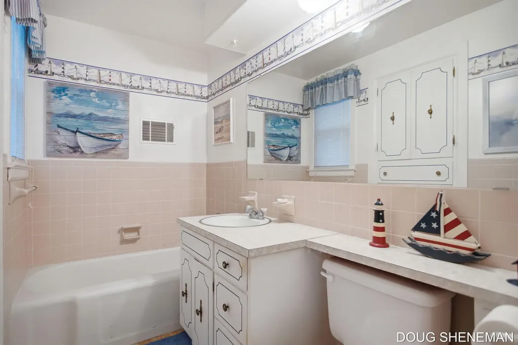 145 W Roosevelt Avenue Holland Charter Township MI 49464