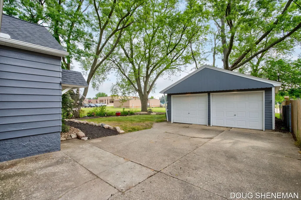 145 W Roosevelt Avenue Holland Charter Township MI 49464