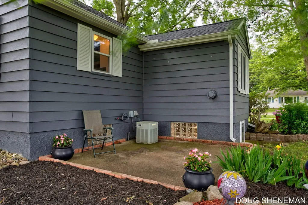145 W Roosevelt Avenue Holland Charter Township MI 49464