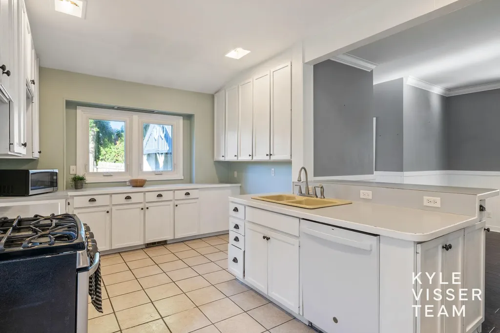 725 Gladstone Drive SE East Grand Rapids City MI 49506