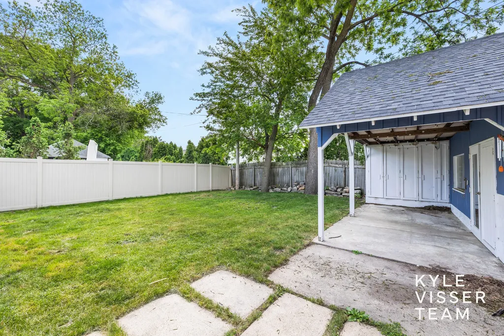 725 Gladstone Drive SE East Grand Rapids City MI 49506