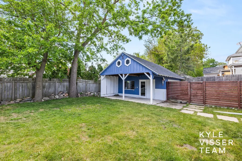 725 Gladstone Drive SE East Grand Rapids City MI 49506