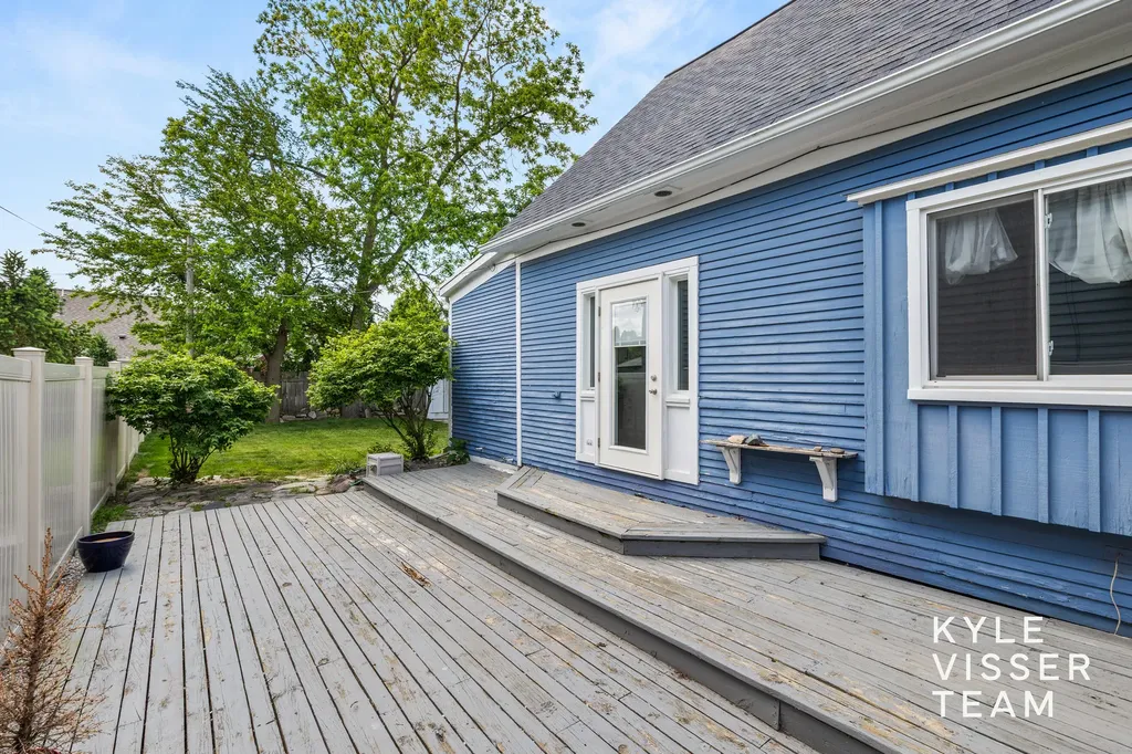 725 Gladstone Drive SE East Grand Rapids City MI 49506