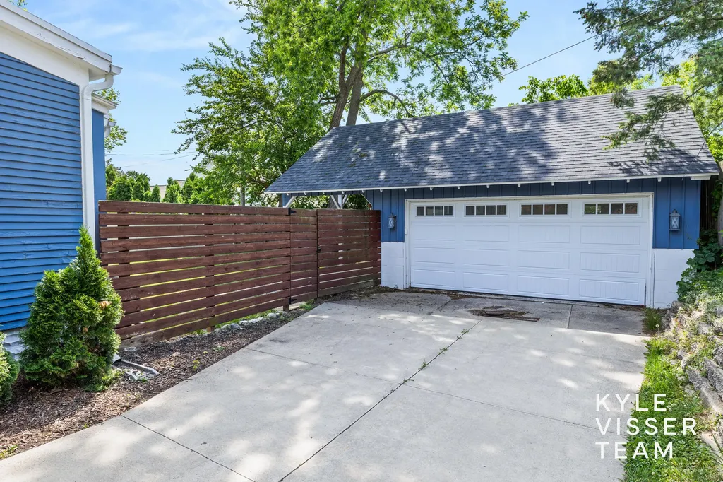725 Gladstone Drive SE East Grand Rapids City MI 49506