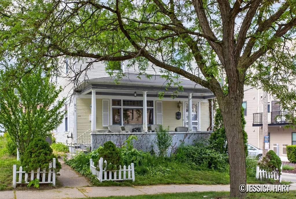 211 Trowbridge Street NE Grand Rapids City MI 49503