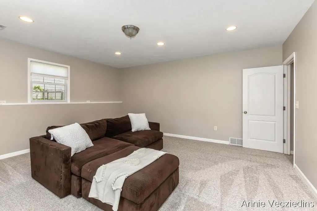 15096 Oakland Street Spring Lake Township MI 49456