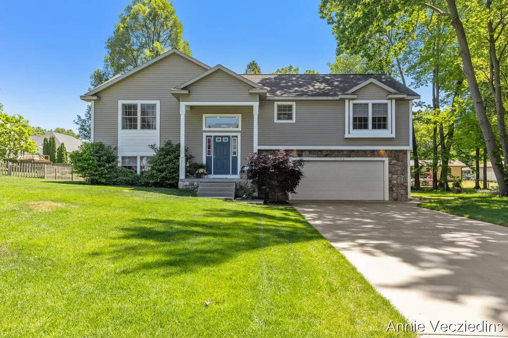 15096 Oakland Street Spring Lake Township MI 49456