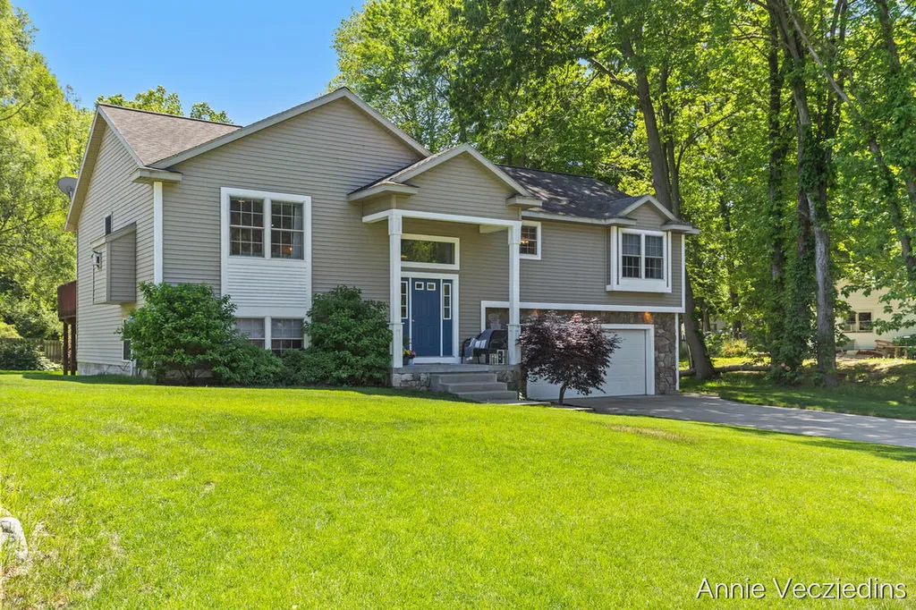 15096 Oakland Street Spring Lake Township MI 49456