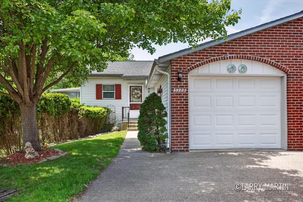 3288 Cambridge Street SE Kentwood City MI 49512