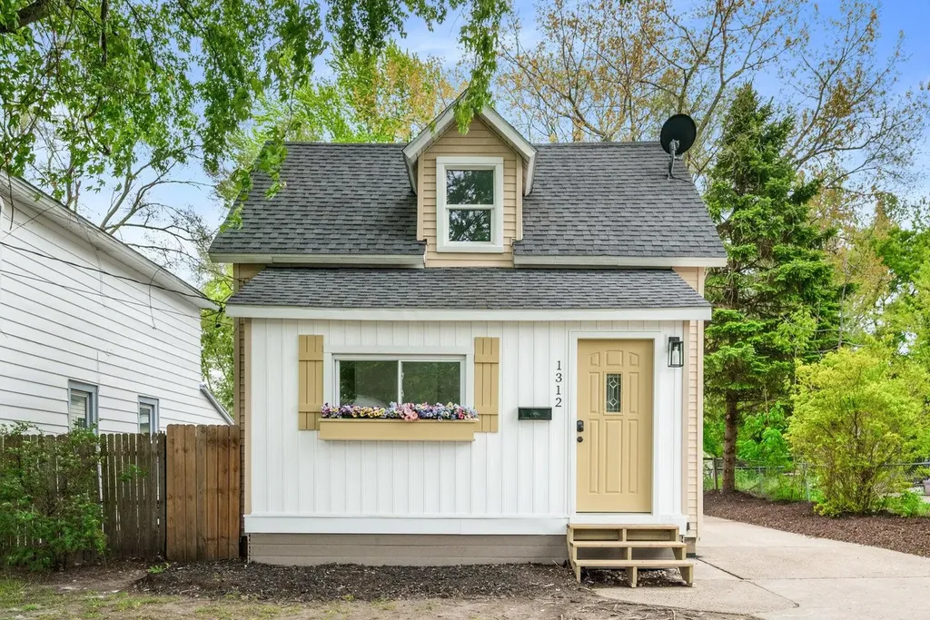 1312 Crosby Street NW Grand Rapids City MI 49504
