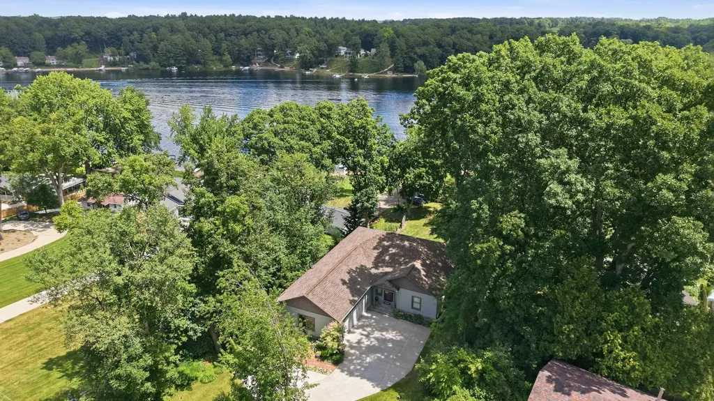 7352 Hallridge Drive NE Grattan Township MI 48809