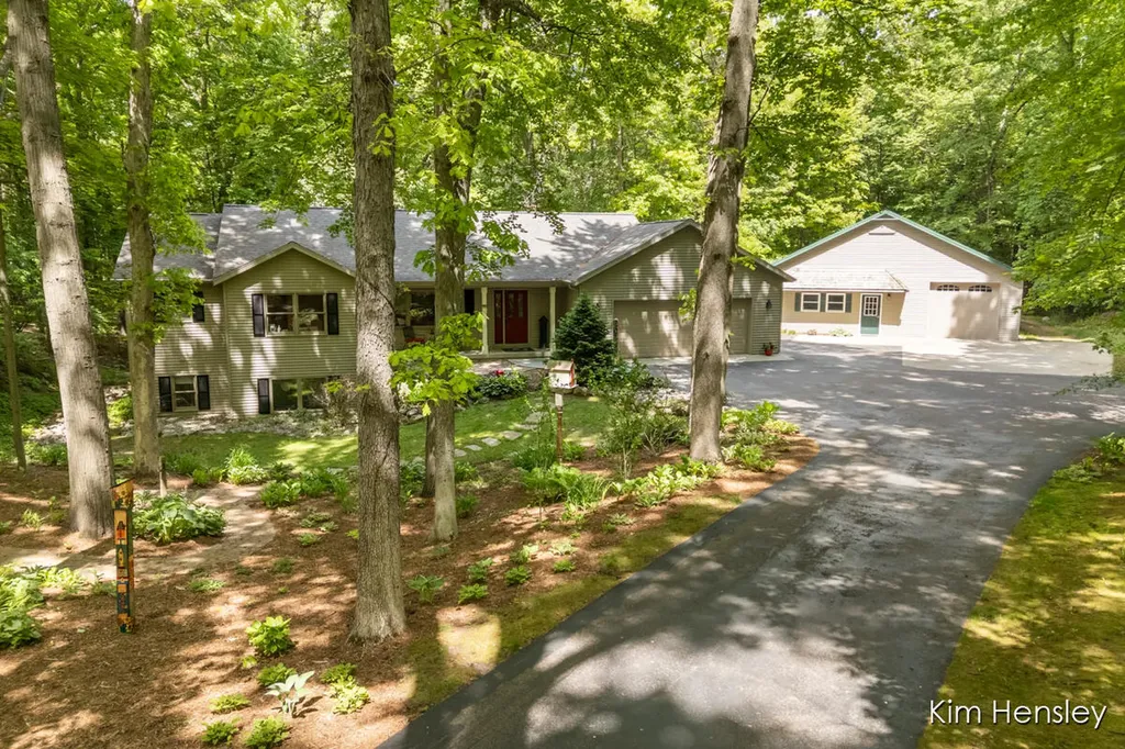8160 Oakview Ridge Drive NE Cannon Township MI 49341