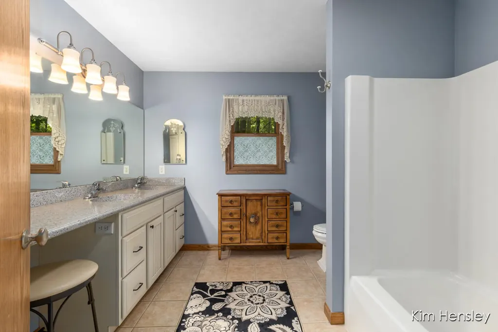 8160 Oakview Ridge Drive NE Cannon Township MI 49341