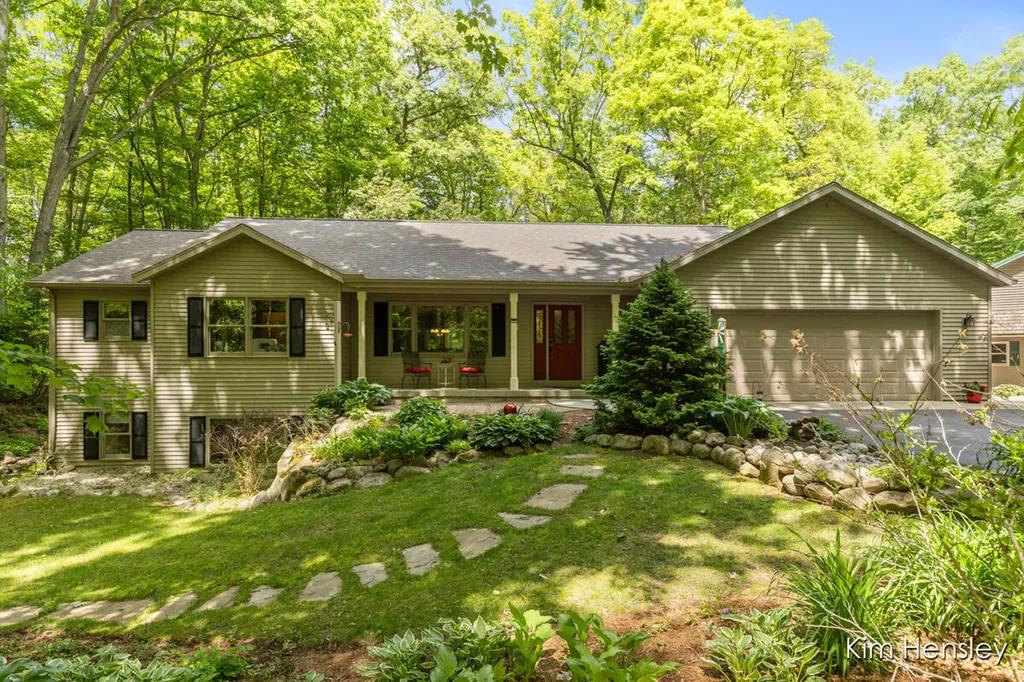8160 Oakview Ridge Drive NE Cannon Township MI 49341