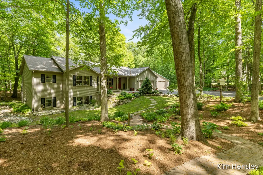 8160 Oakview Ridge Drive NE Cannon Township MI 49341